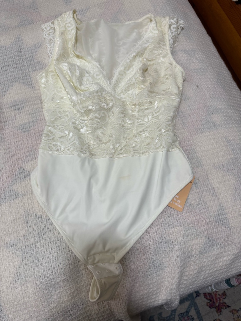 Ivory Lace V-Neck Bodysuit Woman Size Small Chic